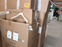 Lot 131 - groot lot kleerhangers - afbeelding 2 van  3