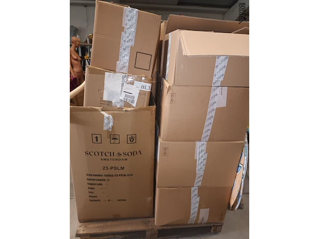 Lot 131 - groot lot kleerhangers - afbeelding 3 van  3