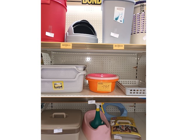 Lot 131 - huisraad in pvc. 19 stuks - afbeelding 1 van  6