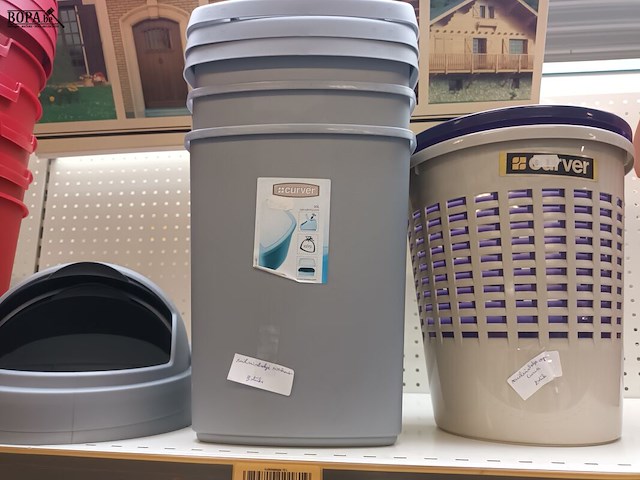 Lot 131 - huisraad in pvc. 19 stuks - afbeelding 2 van  6