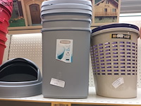 Lot 131 - huisraad in pvc. 19 stuks - afbeelding 2 van  6