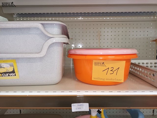 Lot 131 - huisraad in pvc. 19 stuks - afbeelding 4 van  6