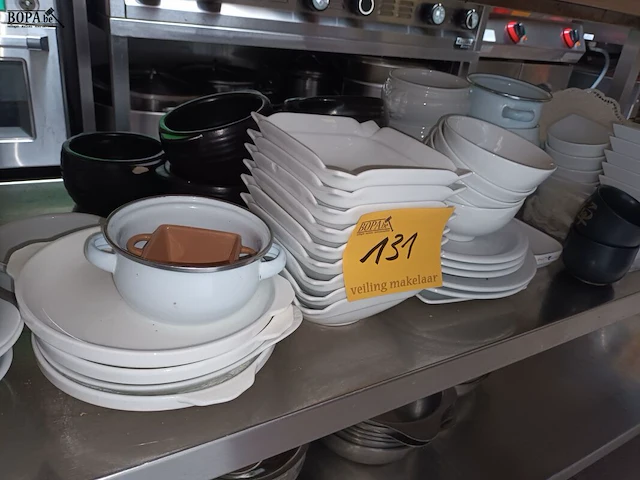 Lot 131 - kommen en schalen - afbeelding 1 van  4