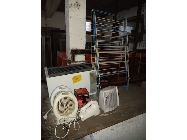 Lot 131 - verwarmingstoestellen en mixer - afbeelding 1 van  3