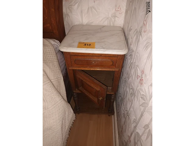 Lot 132 - bijzet kastje - afbeelding 1 van  3