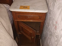 Lot 132 - bijzet kastje - afbeelding 1 van  3