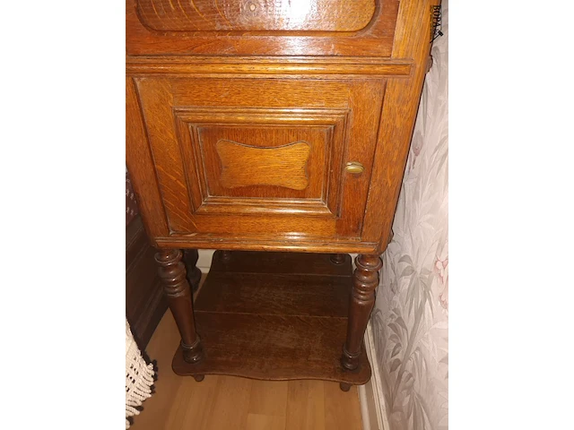 Lot 132 - bijzet kastje - afbeelding 2 van  3