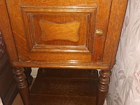 Lot 132 - bijzet kastje - afbeelding 2 van  3