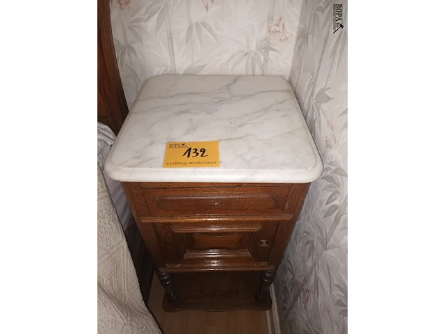 Lot 132 - bijzet kastje - afbeelding 3 van  3