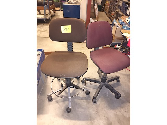Lot 132 - bureaustoel op wielen. 2 stuks - afbeelding 1 van  2