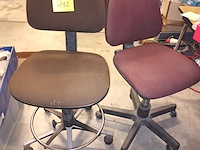 Lot 132 - bureaustoel op wielen. 2 stuks - afbeelding 1 van  2