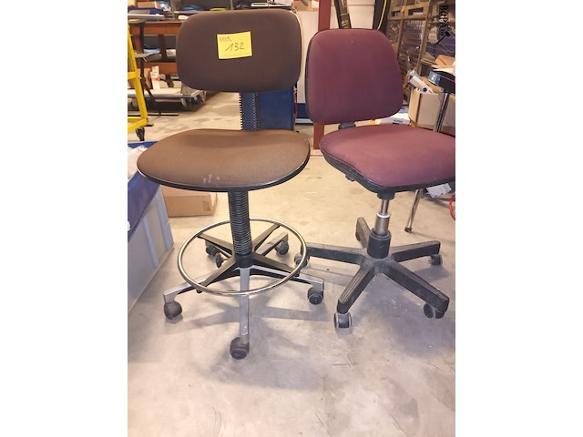 Lot 132 - bureaustoel op wielen. 2 stuks - afbeelding 2 van  2