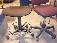 Lot 132 - bureaustoel op wielen. 2 stuks - afbeelding 2 van  2