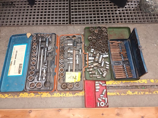 Lot 132 - doppensets en bits - afbeelding 1 van  3