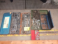 Lot 132 - doppensets en bits - afbeelding 1 van  3