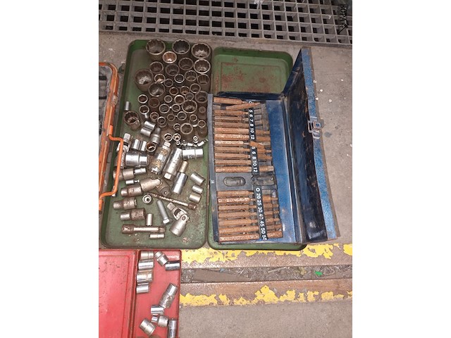 Lot 132 - doppensets en bits - afbeelding 2 van  3