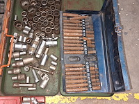 Lot 132 - doppensets en bits - afbeelding 2 van  3