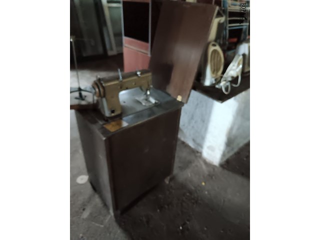 Lot 132 - kastje met naaimachine pfaff - afbeelding 1 van  3