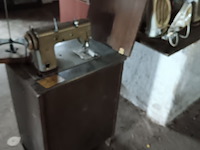 Lot 132 - kastje met naaimachine pfaff - afbeelding 1 van  3