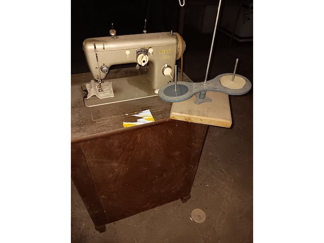 Lot 132 - kastje met naaimachine pfaff - afbeelding 2 van  3