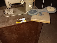 Lot 132 - kastje met naaimachine pfaff - afbeelding 2 van  3