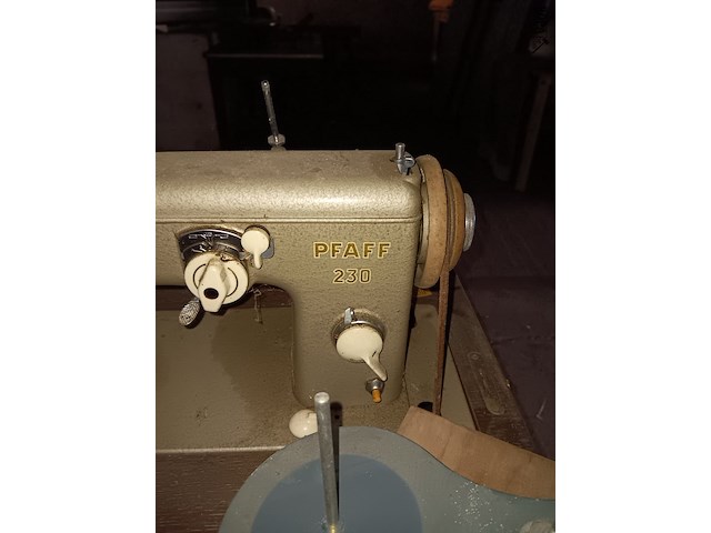 Lot 132 - kastje met naaimachine pfaff - afbeelding 3 van  3