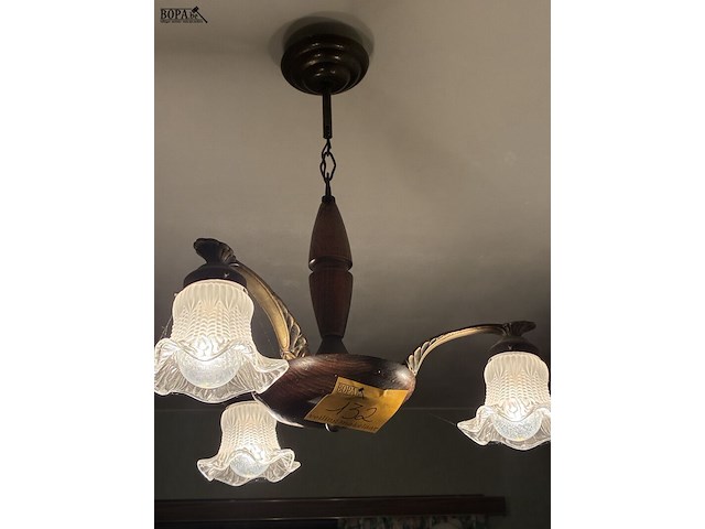 Lot 132 - luchter in hout met glazen kapjes - afbeelding 1 van  3