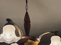 Lot 132 - luchter in hout met glazen kapjes - afbeelding 1 van  3
