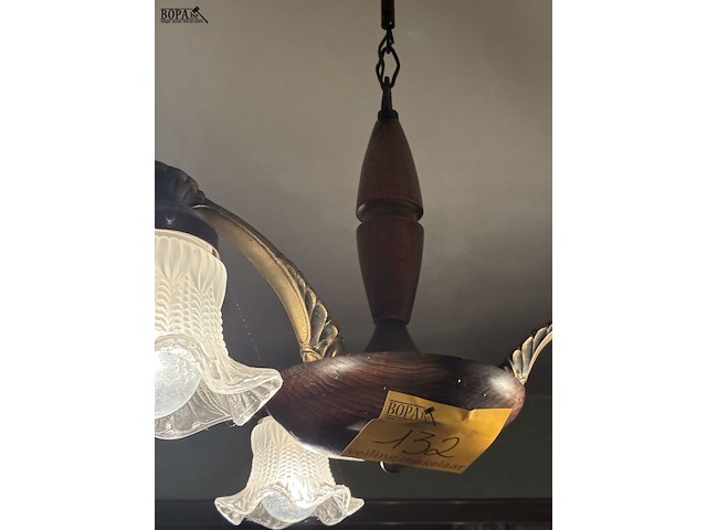 Lot 132 - luchter in hout met glazen kapjes - afbeelding 2 van  3