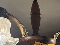 Lot 132 - luchter in hout met glazen kapjes - afbeelding 2 van  3