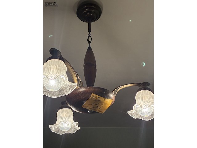 Lot 132 - luchter in hout met glazen kapjes - afbeelding 3 van  3
