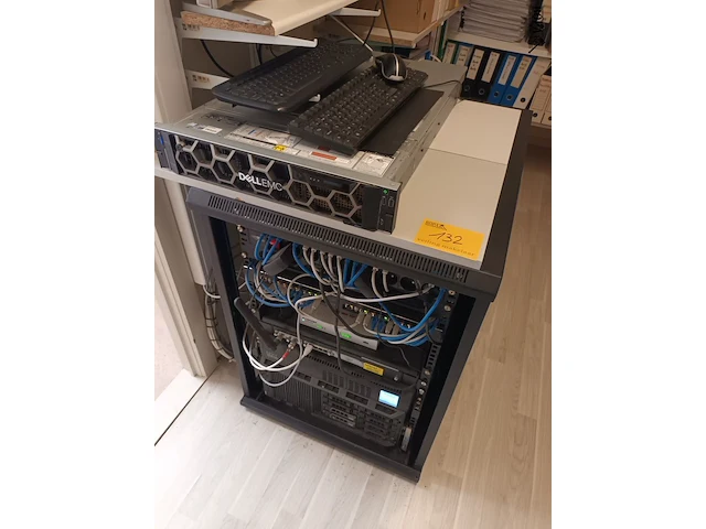 Lot 132 - serverkast met inhoud en schermen - afbeelding 1 van  6