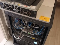 Lot 132 - serverkast met inhoud en schermen - afbeelding 1 van  6