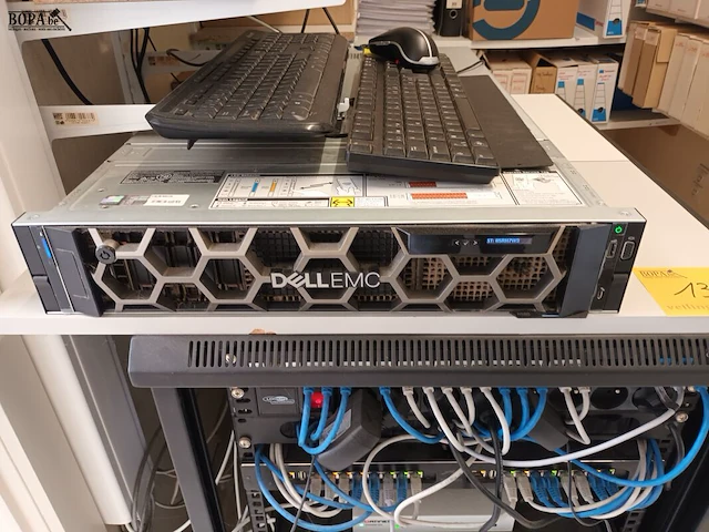 Lot 132 - serverkast met inhoud en schermen - afbeelding 2 van  6