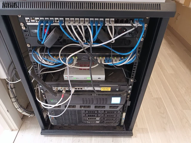 Lot 132 - serverkast met inhoud en schermen - afbeelding 3 van  6