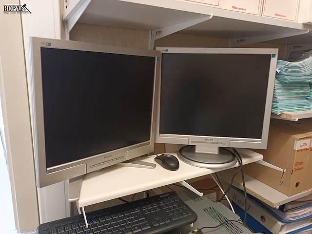 Lot 132 - serverkast met inhoud en schermen - afbeelding 4 van  6