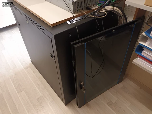 Lot 132 - serverkast met inhoud en schermen - afbeelding 5 van  6