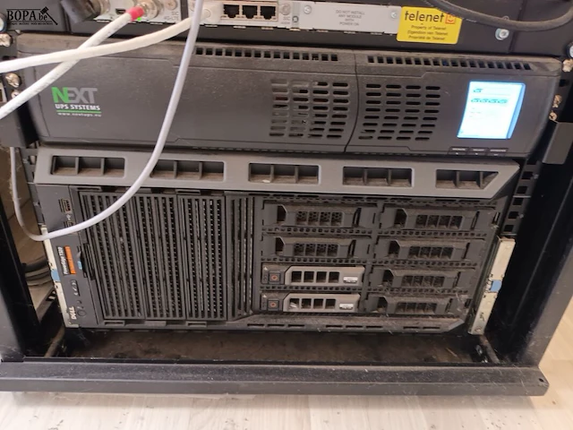 Lot 132 - serverkast met inhoud en schermen - afbeelding 6 van  6