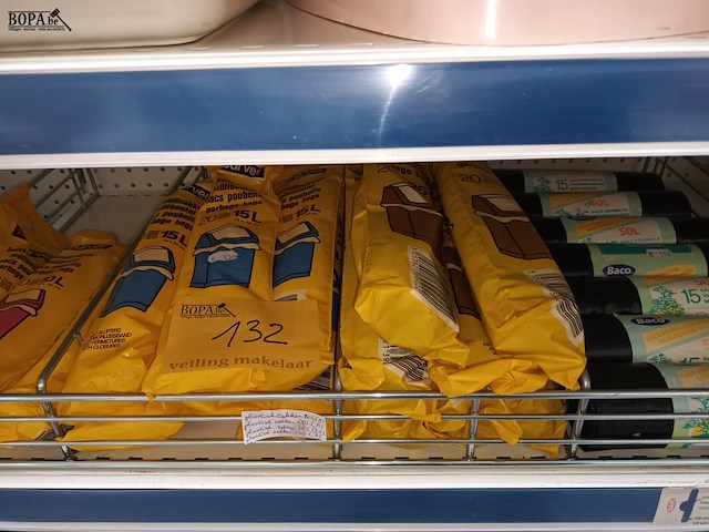 Lot 132 - vuilniszakken - afbeelding 1 van  3