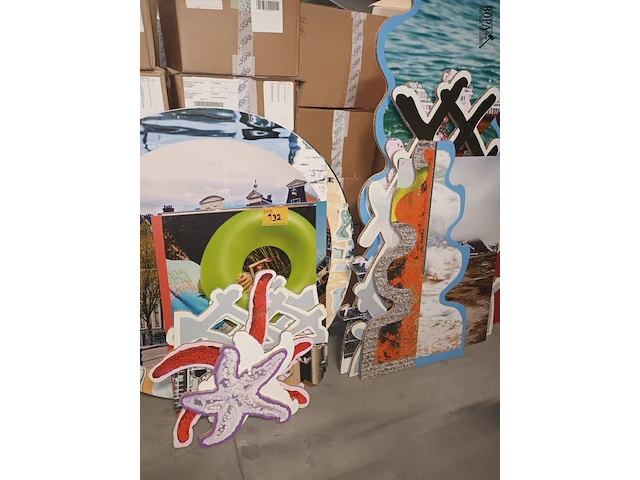 Lot 132 - wanddecoratie voor winkel. 18 stuks - afbeelding 1 van  4