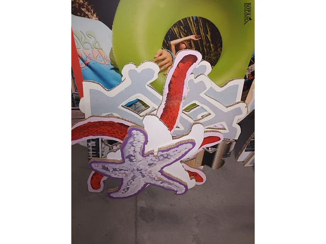 Lot 132 - wanddecoratie voor winkel. 18 stuks - afbeelding 2 van  4