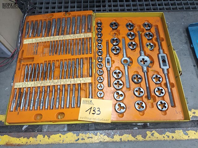 Lot 133 - draadtrekset - afbeelding 1 van  3