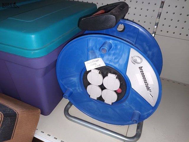 Lot 133 - koffer, haspel en wasmand. - afbeelding 3 van  4