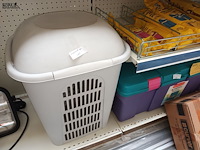 Lot 133 - koffer, haspel en wasmand. - afbeelding 4 van  4