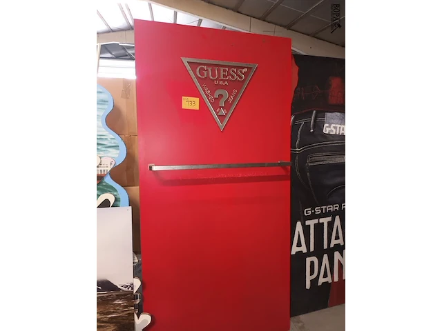 Lot 133 - rood wandpaneel guess - afbeelding 1 van  3