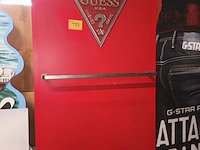 Lot 133 - rood wandpaneel guess - afbeelding 1 van  3