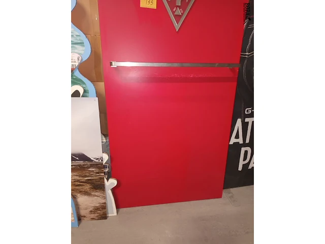 Lot 133 - rood wandpaneel guess - afbeelding 2 van  3