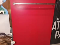 Lot 133 - rood wandpaneel guess - afbeelding 2 van  3