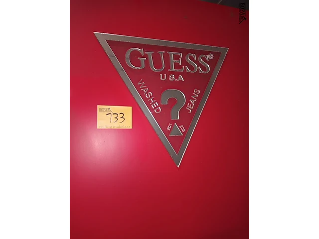 Lot 133 - rood wandpaneel guess - afbeelding 3 van  3