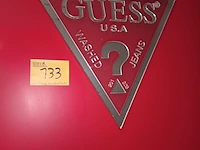 Lot 133 - rood wandpaneel guess - afbeelding 3 van  3